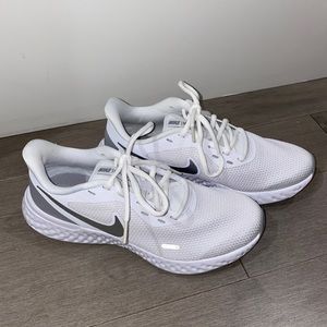 Brand new white Nike running shoes !!!